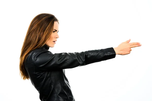Jovem bela mulher segurando uma arma no fundo branco — Fotografia de Stock