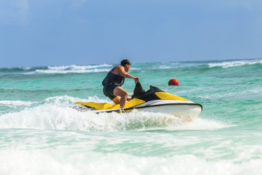 adam sürücüde jetski