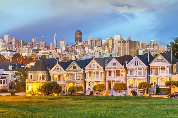 Alamo square in schemerlicht — Stockfoto