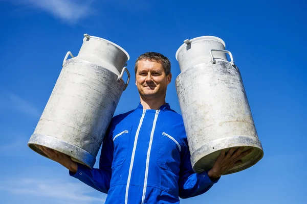 Boer met melk containers — Stockfoto