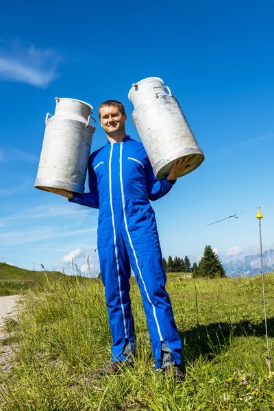 Agricultor con contenedores de leche —  Fotos de Stock