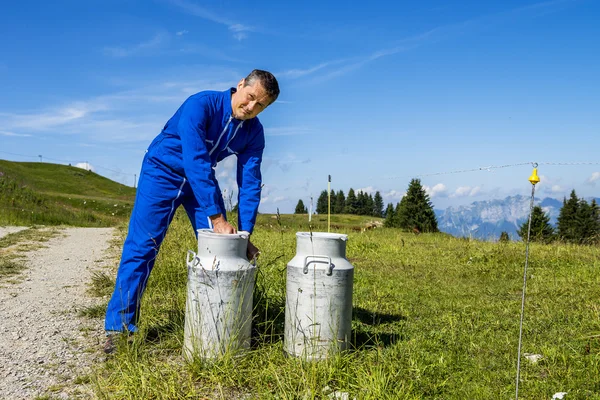 Farmer with milk containers — Stock Photo, Image