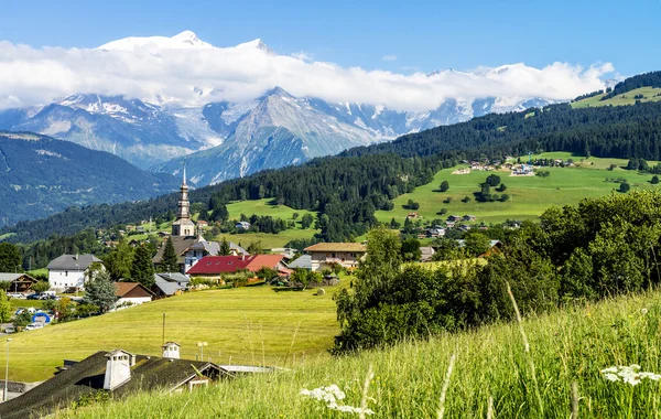 Combloux paese e Monte Bianco — Foto Stock