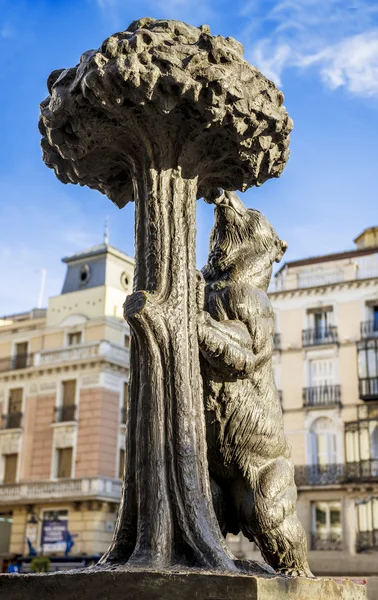 Estátua de urso e árvore de morango — Fotografia de Stock