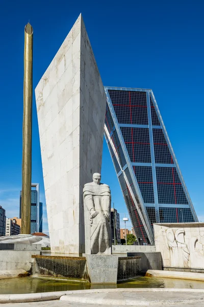 Torens van madrid puerta de europa, Spanje — Stockfoto