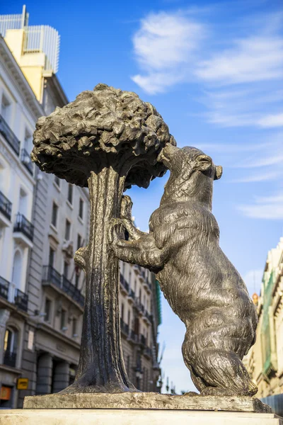 Estátua de urso e árvore de morango — Fotografia de Stock