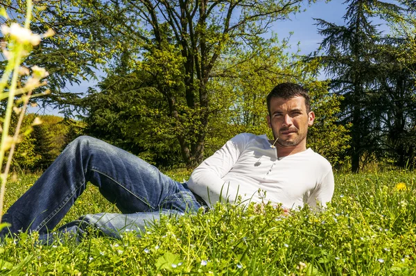 Lying in the grass — Stock Photo, Image