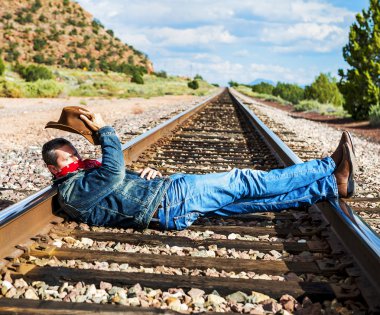 tren rayları arasında