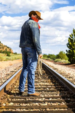 tren rayları arasında