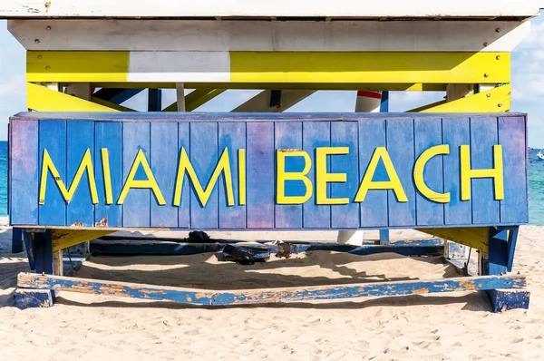 Berömda skylten på stranden i miami — Stockfoto