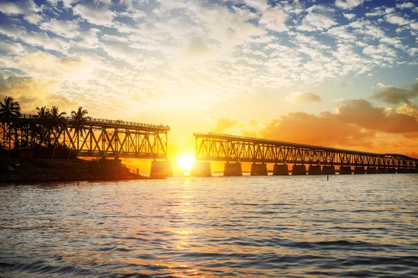 カラフルな夕日や日の出と壊れた橋 — ストック写真