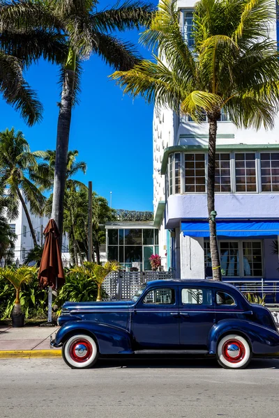 经典的美国车，在迈阿密南海滩上. — 图库照片