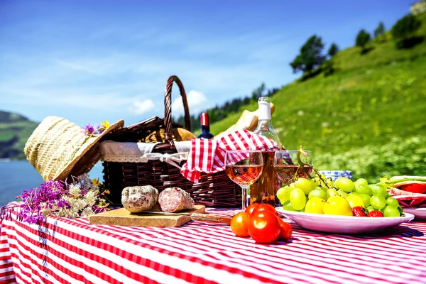 Piknik na trávě — Stock fotografie