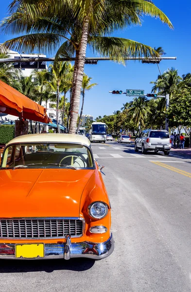 Klassisk amerikansk bil på south beach, miami. — Stockfoto