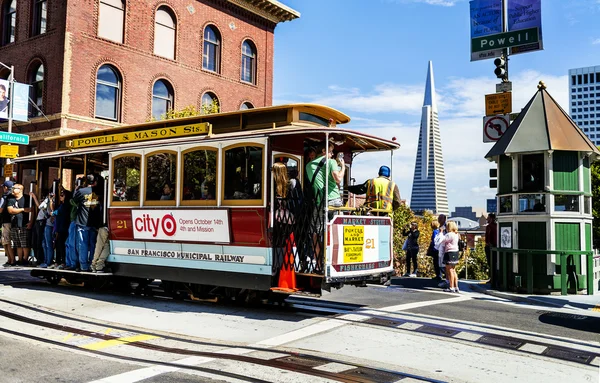 Teleférico e Transamerica edifício em San Francisco — Fotografia de Stock