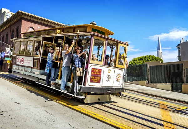 Linbana och transamerica byggnad i san francisco — Stockfoto