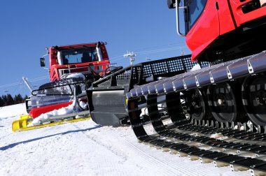 snowboard ve kayakçılar ratrak üzerinde 