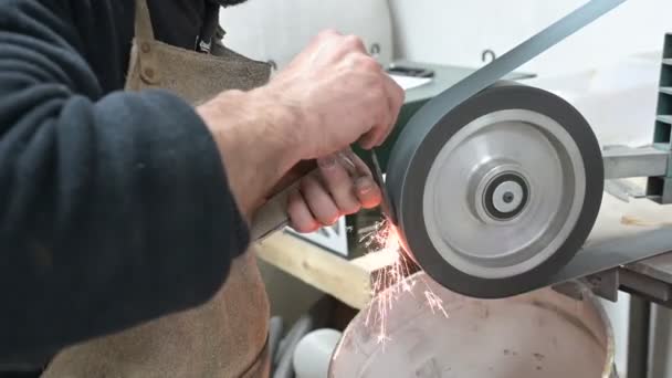金属製のナイフを作る鍛冶屋の手 — ストック動画