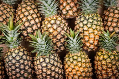 Arka plan olarak piyasada taze ananas meyvesi miktarı