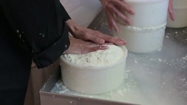 Bir atölyede peynir pişirme işlemi. Peynir yapan eller, kapatın.