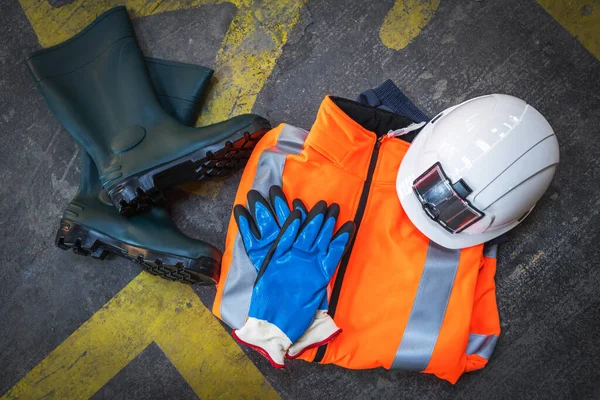 Professionella Skyddskläder För Byggarbetsplatser Och Bygga Betongbakgrund Med Trafikmärken Byggande — Stockfoto