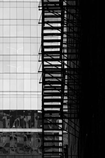 Kentsel Mimari Kavramsal Yapı Siyah Beyaz Bina Merdivenleri Kuruyor — Stok fotoğraf