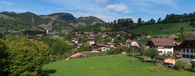 Charmey köyü İsviçre 'nin Fribourg bölgesindeki Gruyres köyüne yakındır.