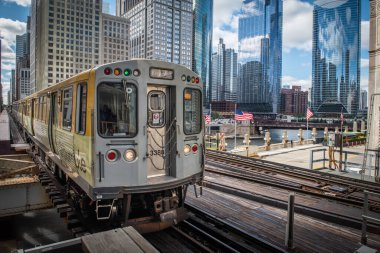 Chicago, Illinois, Amerika Birleşik Devletleri: 11 Ekim 2018, Chicago City Center - Chicago, Illinois, ABD binaları arasındaki Loop, Glass ve Steel köprüsündeki yüksek raylı tren