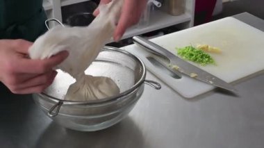 Bir atölyede peynir pişirme işlemi. Peynir yapan eller, kapatın.