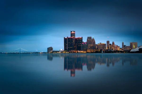 底特律 密歇根州天际线在夜间拍摄从温莎 安大略省 — 图库照片