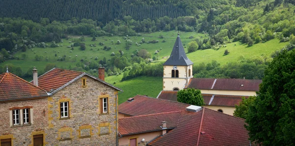 Village Typique Campagne Française Printemps Avec Herbe Verte Collines Naturelles — Photo