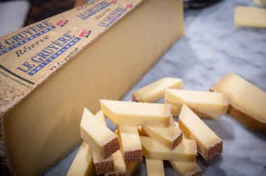 11 Temmuz 2022, Lyon, Fransa: İsviçre peyniri: Le Gruyere Reserve, ünlü İsviçre peyniri mable arka planda bir mahzende