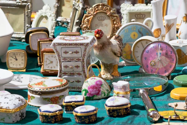 Porcelæn på et loppemarked - Stock-foto