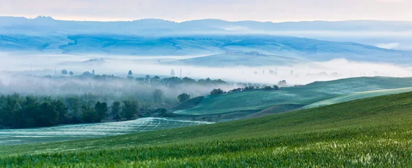 Toscaanse ochtend mist weergave — Stockfoto