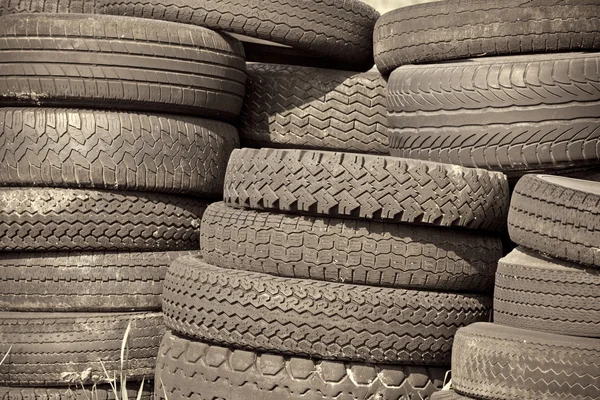 Pilha de pneus velhos — Fotografia de Stock