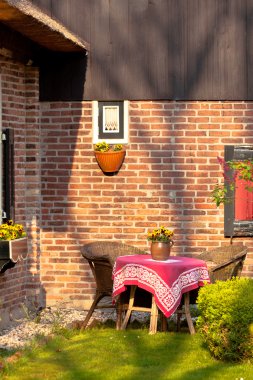 hasır sandalyeleri ve yuvarlak masa Bahçe