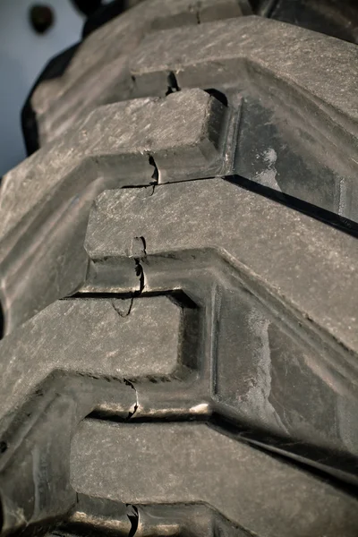 Gigante velho pneu danificado — Fotografia de Stock