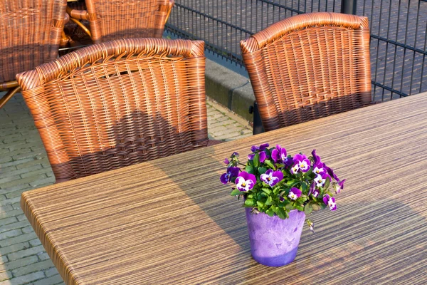 Rieten café tafels en stoelen — Stockfoto