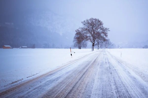 Estrada na neve coberto paisagem de inverno — Fotografia de Stock