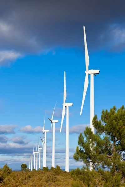 Wiersz turbin wiatrowych — Zdjęcie stockowe