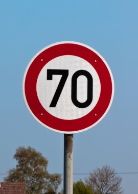 trafik işareti hız sınırı 70 mavi gökyüzü