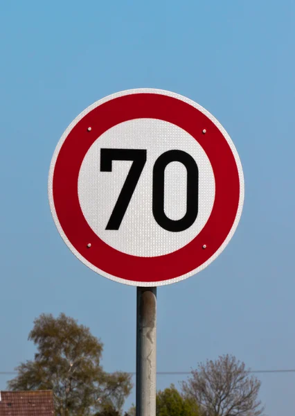 Límite de velocidad de la señal de tráfico 70 contra cielo azul — Foto de Stock