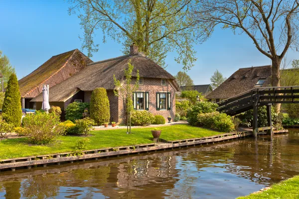 Beautiful traditional house with a thatched roof — Stock Photo, Image