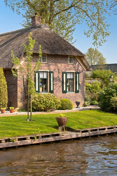 Beautiful traditional house with a thatched roof — Stock Photo, Image