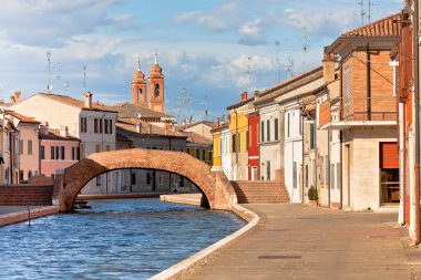 Comacchio, İtalya - kanal ve renkli evleri