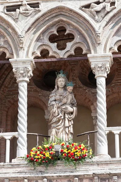 Detalhe da Catedral em Ferrara, Itália — Fotografia de Stock