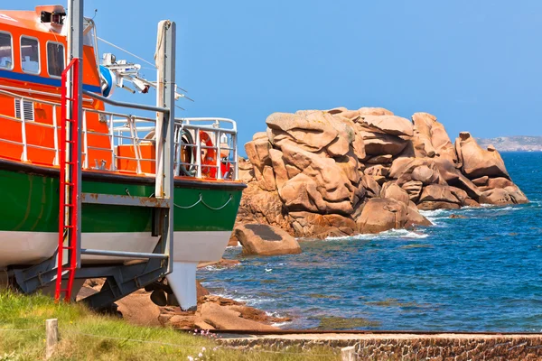 Båt vid Côte de granit rose, Frankrike — Stockfoto