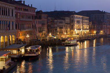 gece, Venedik, büyük kanal ışıklar.