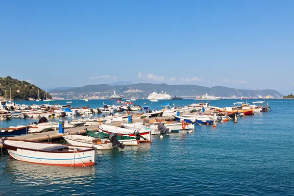 Belle vue sur la mer et les bateaux — Photo