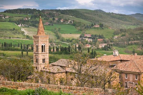 Vanha Urbino, Italia, kaupunkimaisema tylsänä päivänä — kuvapankkivalokuva